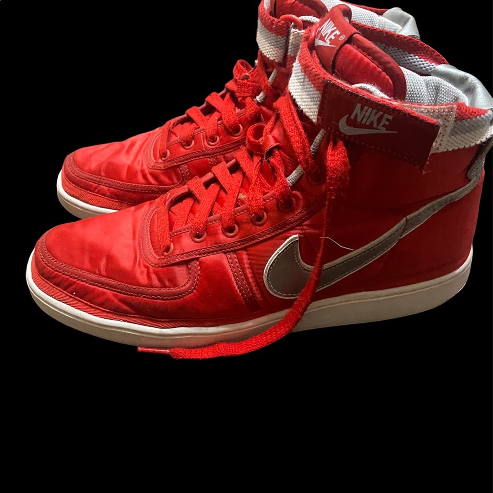 Red Nike vandal